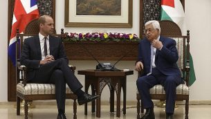 توضیح تصویر: شاهزاده ویلیام بریتانیا پیش از دیدار با محمود عباس پرزیدنت فلسطینیان در رامالله کرانهی غربی از مقابل گارد افتخار سان میبیند، ۲۷ ژوئن ۲۰۱۸. (AFP/Ahmad Gharabli) توضیح تصویر: شاهزاده ویلیام بریتانیا پیش از دیدار با محمود عباس پرزیدنت فلسطینیان در رامالله کرانهی غربی از مقابل گارد افتخار سان میبیند، ۲۷ ژوئن ۲۰۱۸. (AFP/Ahmad Gharabli)