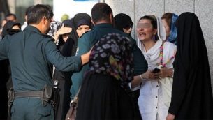 یکی از برخوردهای اهانت امیز با زنان در ایران