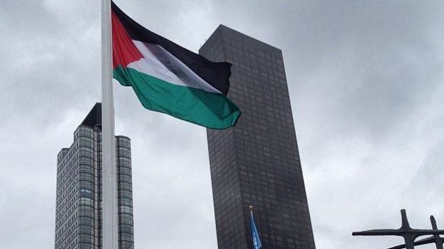 توضیح تصویر: در هفتادمین مجمع عمومی سازمان ملل، 30 سپتامبر 2015، پرچم فلسطینیان افراشته  در بیرون مقر سازمان ملل در نیویورک. (Raphael Ahren)