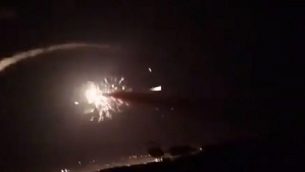 تصویر: عکس ویدئویی که در شبکه های اجتماعی به منظور نشان دادن حمله های هوایی در نزدیکی دمشق منتشر شده، ۲۵ دسامبر ۲۰۱۸. (Screen capture: Twitter)