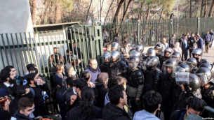 ماموران یگان ویژه پاسداران با دانشجویان دانشگاه تهران در مقابل درب اصلی دانشگاه برخورد می کنند ماموران یگان ویژه پاسداران با دانشجویان دانشگاه تهران در مقابل درب اصلی دانشگاه برخورد می کنند