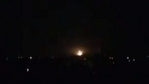 تصویر: انفجاری که در پی حمله هوایی اسرائیل به هدف های ایرانی در فرودگاه بین المللی دمشق روی داد، ۱۱ ژانویه ۲۰۱۹. (Screen capture: Twitter)