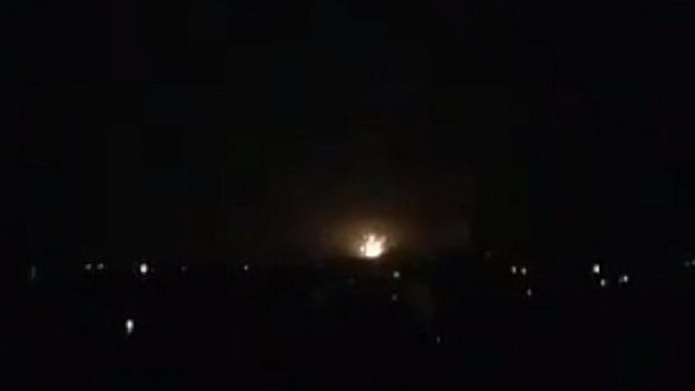تصویر: انفجاری که در پی حمله هوایی اسرائیل به هدف های ایرانی در فرودگاه بین المللی دمشق روی داد، ۱۱ ژانویه ۲۰۱۹. (Screen capture: Twitter)
