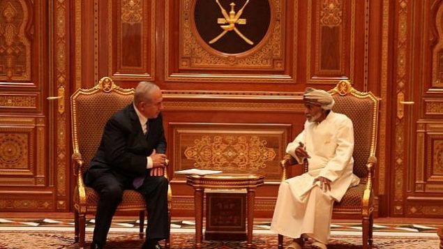 تصویر: بنیامین نتانیاهو نخست وزیر، چپ، در گفتگو با سلطان قابوس بن سعید در عمان، ۲۶ اکتبر ۲۰۱۸.
(Courtesy)