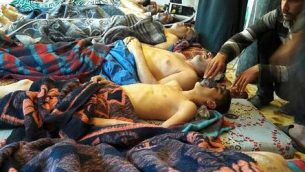 آرشیو – عکسی از ۴ آوریل ۲۰۱۷، قربانیان حمله مظنون به مواد شیمیایی نامعلوم، در خان شیخون، از استان شمالی ادلیب، سوریه، درازکشیده بر زمین قرار داده شده اند. (Alaa Alyousef via AP, File) آرشیو – عکسی از ۴ آوریل ۲۰۱۷، قربانیان حمله مظنون به مواد شیمیایی نامعلوم، در خان شیخون، از استان شمالی ادلیب، سوریه، درازکشیده بر زمین قرار داده شده اند. (Alaa Alyousef via AP, File)