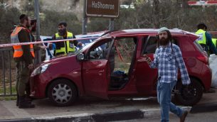 تصویر: کارکنان پزشکی قانونی اسرائیل اتوموبیلی در حوالی محل حمله در نزدیکی تقاطع آریل در کرانه باختری را مورد تجسس قرار داده اند، ۱۷ مارس ۲۰۱۹. (JAAFAR ASHTIYEH / AFP)