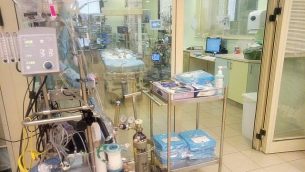 تصویر: موسی کودک فلسطینی پس از عمل پیوند قلب در مرکز درمانی شبای تل آویو.
(Courtesy: Safra Children's Hospital at Sheba Medical Center) تصویر: موسی کودک فلسطینی پس از عمل پیوند قلب در مرکز درمانی شبای تل آویو.
(Courtesy: Safra Children's Hospital at Sheba Medical Center)
