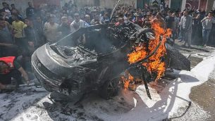 تصویر: کارکنان اورژانس فلسطینی می کوشند شعله های آتش اتوموبیل متعلق به حامد الخوداری فرمانده ارشد حماس، پس از آن که در ۵ می ۲۰۱۹ مورد اصابت حمله هوایی اسرائیل قرار گرفت را فرو بنشانند.
(MAHMUD HAMS / AFP) تصویر: کارکنان اورژانس فلسطینی می کوشند شعله های آتش اتوموبیل متعلق به حامد الخوداری فرمانده ارشد حماس، پس از آن که در ۵ می ۲۰۱۹ مورد اصابت حمله هوایی اسرائیل قرار گرفت را فرو بنشانند.
(MAHMUD HAMS / AFP)