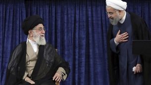 تصویر: علی خامنه ای ولی فقیه، چپ، و حسن روحانی، ضمن خوشامدگویی در مراسم رسمی تایید رئیس جمهور روحانی در تهران، ایران، ۳ اوت ۲۰۱۷. (Office of the Iranian Supreme Leader via AP)