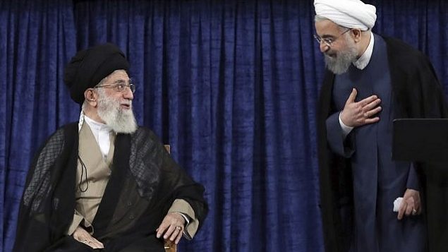 تصویر: علی خامنه ای ولی فقیه، چپ، و حسن روحانی، ضمن خوشامدگویی در مراسم رسمی تایید رئیس جمهور روحانی در تهران، ایران، ۳ اوت ۲۰۱۷. (Office of the Iranian Supreme Leader via AP)
