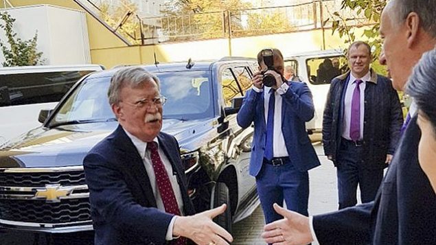 تصویر: جان بولتون مشاور امنیت ملی ایالات متحده، چپ، در مسکو، مورد استقبال نیکولای پاتروشف رئیس شورای امنیت ملی روسیه قرار میگیرد، ۲۲ اکتبر ۲۰۱۸. (Press Service of the Russian Security Council via AP)