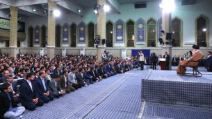 خامنه ای در دیدار با جمعی از معلمان خامنه ای در دیدار با جمعی از معلمان
