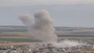 تصویر: در پی حمله نیروهای دولتی سوریه در ۱ ژوئن ۲۰۱۹ به خان شیخون ،شهری در نواحی جنوبی استان ادلب که در کنترل جهادیها است، دود به هوا برخاسته است. (Anas AL-dyab / AFP) تصویر: در پی حمله نیروهای دولتی سوریه در ۱ ژوئن ۲۰۱۹ به خان شیخون ،شهری در نواحی جنوبی استان ادلب که در کنترل جهادیها است، دود به هوا برخاسته است. (Anas AL-dyab / AFP)