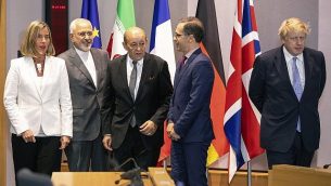 تصویر: از چپ، «فدریکا موگرینی» رئیس سیاست خارجی اتحادیه اروپا، «جواد ظریف» وزیر خارجه ایران، «جین-ایو لادریان» وزیر خارجه فرانسه، «هایکو ماس» وزیر خارجه آلمان، و «بوریس جانسون» وزیر خارجه وقت بریتانیا در یکی از جلسات وزارت خارجه در ساختمان اروپا در بروکسل، ۱۵ مه ۲۰۱۸. 
(AP Photo/Olivier Matthys, Pool)