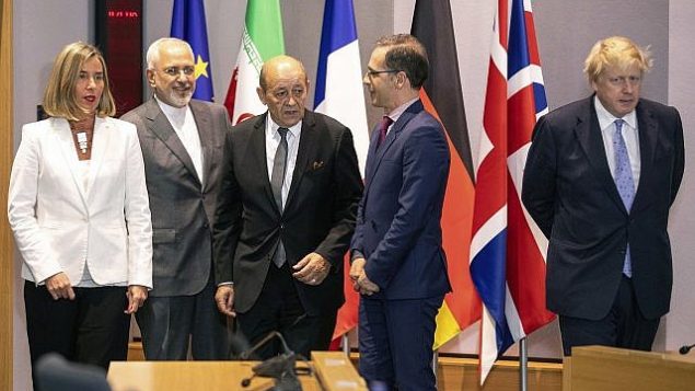 تصویر: از چپ، «فدریکا موگرینی» رئیس سیاست خارجی اتحادیه اروپا، «جواد ظریف» وزیر خارجه ایران، «جین-ایو لادریان» وزیر خارجه فرانسه، «هایکو ماس» وزیر خارجه آلمان، و «بوریس جانسون» وزیر خارجه وقت بریتانیا در یکی از جلسات وزارت خارجه در ساختمان اروپا در بروکسل، ۱۵ مه ۲۰۱۸.
(AP Photo/Olivier Matthys, Pool) تصویر: از چپ، «فدریکا موگرینی» رئیس سیاست خارجی اتحادیه اروپا، «جواد ظریف» وزیر خارجه ایران، «جین-ایو لادریان» وزیر خارجه فرانسه، «هایکو ماس» وزیر خارجه آلمان، و «بوریس جانسون» وزیر خارجه وقت بریتانیا در یکی از جلسات وزارت خارجه در ساختمان اروپا در بروکسل، ۱۵ مه ۲۰۱۸.
(AP Photo/Olivier Matthys, Pool)