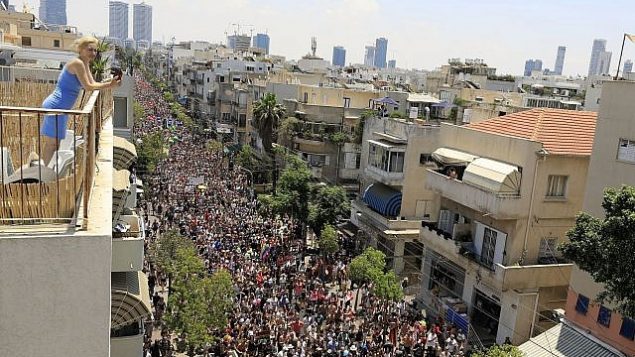 تصویر: مردم در رژه سالانه افتخار همجنسگرایان در تل آویو، جمعه، ۱۴ ژوئن ۲۰۱۹. (AP Photo/Tsafrir Abayov) تصویر: مردم در رژه سالانه افتخار همجنسگرایان در تل آویو، جمعه، ۱۴ ژوئن ۲۰۱۹. (AP Photo/Tsafrir Abayov)