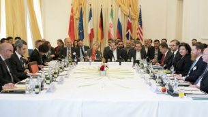 تصویر تزئینی: دیپلماتهای ایران و مقامات پنج+۱ برای مذاکره پیرامون قرارداد هسته ای در ۲۵ آوریل ۲۰۱۷ در وین ملاقات کردند. (AFP/Joe Klamar)