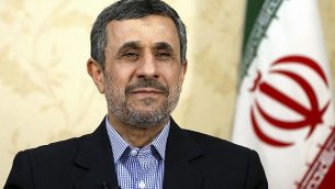 محمود احمدی نژاد، رئیس جمهور پیشین ایران، در دفتر خود در  تهران، آوریل ۲۰۱۷. 
(AP Photo/Ebrahim Noroozi, File)