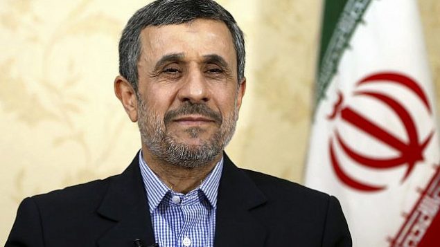 محمود احمدی نژاد، رئیس جمهور پیشین ایران، در دفتر خود در  تهران، آوریل ۲۰۱۷. 
(AP Photo/Ebrahim Noroozi, File)