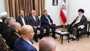 تصویر: علی خامنه ای ولی فقیه، راست، در ملاقات با صالح العاروری، نایب رئیس حماس، دومی از راست، و هیئت حماس، تهران، ایران، ۲۲ ژوئیه ۲۰۱۹. (Office of the Iranian Supreme Leader via AP) تصویر: علی خامنه ای ولی فقیه، راست، در ملاقات با صالح العاروری، نایب رئیس حماس، دومی از راست، و هیئت حماس، تهران، ایران، ۲۲ ژوئیه ۲۰۱۹. (Office of the Iranian Supreme Leader via AP)