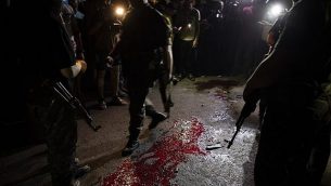 تصویر: نگهبان ماسکدار مسلح فلسطینی حماس اطراف خونی که در پی انفجاری که هدفش ایستگاه پلیس حماس در شهر غزه بوده است به زمین ریخته، نگهبانی میدهد، ۲۷ اوت ۲۰۱۹. (AP Photo/Khalil Hamra) تصویر: نگهبان ماسکدار مسلح فلسطینی حماس اطراف خونی که در پی انفجاری که هدفش ایستگاه پلیس حماس در شهر غزه بوده است به زمین ریخته، نگهبانی میدهد، ۲۷ اوت ۲۰۱۹. (AP Photo/Khalil Hamra)