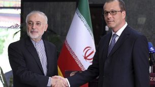 تصویر: در عکسی که سازمان انرژی اتمی ایران منتشر کرد، رئیس سازمان، علی اکبر صالحی، چپ، با «کرنل فروتا» مدیرکل موقت آژانس بین المللی انرژی اتمی، آی.آ.ای.آ.، در ملاقات ایندو در تهران، ایران، دست میدهد، ۸ سپتامبر ۲۰۱۹. (Atomic Energy Organization of Iran via AP) تصویر: در عکسی که سازمان انرژی اتمی ایران منتشر کرد، رئیس سازمان، علی اکبر صالحی، چپ، با «کرنل فروتا» مدیرکل موقت آژانس بین المللی انرژی اتمی، آی.آ.ای.آ.، در ملاقات ایندو در تهران، ایران، دست میدهد، ۸ سپتامبر ۲۰۱۹. (Atomic Energy Organization of Iran via AP)