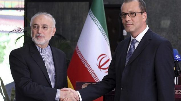 تصویر: در عکسی که سازمان انرژی اتمی ایران منتشر کرد، رئیس سازمان، علی اکبر صالحی، چپ، با «کرنل فروتا» مدیرکل موقت آژانس بین المللی انرژی اتمی، آی.آ.ای.آ.،  در ملاقات ایندو در تهران، ایران، دست میدهد، ۸ سپتامبر ۲۰۱۹. (Atomic Energy Organization of Iran via AP)