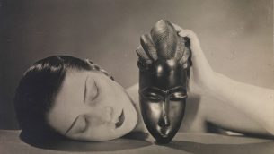مان ری، سفید و سیاه، ۱۹۶۲1926 © Man Ray 2015 Trust / ADAGP، پاریس ۲۰۱۹ هنرگردان موزه عکاسی اسرائیل، نوآم گال، در مقابل پرتره گلوریا سوانسون، از ادوارد استایخن، در ورودی نمایشگاه «عشق عصر مدرن» ایستاده است. 
(Elie Posner and Laura Lachman)