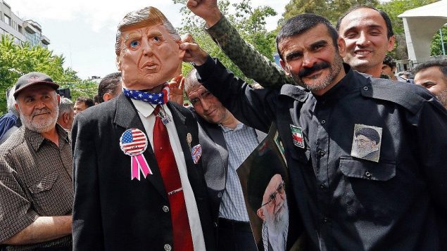 تصویر: تظاهرکنندگان ایرانی پوستری از علی خامنه ای ولی فقیه ایران و آدمک دونالد ترامپ رئیس جمهور ایالات متحده را در راهپیمایی ۱۰ مه ۲۰۱۹ در تهران حمل میکنند. (Stringer/AFP) تصویر: تظاهرکنندگان ایرانی پوستری از علی خامنه ای ولی فقیه ایران و آدمک دونالد ترامپ رئیس جمهور ایالات متحده را در راهپیمایی ۱۰ مه ۲۰۱۹ در تهران حمل میکنند. (Stringer/AFP)