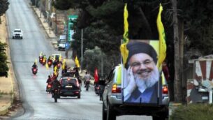تصویر: حامیان گروه تروریستی حزب الله در کاروانی از خودروها در حمایت از سخنرانی رهبر گروه، حسن نصرالله، در «دروازه‌ فاطمه»، «کفار کلا»، ناحیه مرزی لبنان با اسرائیل، حرکت میکنند، ۲۵ اکتبر ۲۰۱۹. 
(Ali Dia/AFP)