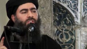 تصویر: ابوبکر البغدادی حین برگزاری مراسمی در «مسجد النوری» موصل، عراق، ظاهرا اولین باری که در انظار عمومی ظاهر شد، ۵ ژوئیه ۲۰۱۴. (AP Photo/Militant video, File) تصویر: ابوبکر البغدادی حین برگزاری مراسمی در «مسجد النوری» موصل، عراق، ظاهرا اولین باری که در انظار عمومی ظاهر شد، ۵ ژوئیه ۲۰۱۴. (AP Photo/Militant video, File)