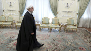 تصویر: حسن روحانی رئیس جمهور حین ورود به مقر ریاست جمهوری در تهران، برای حضور در جلسه ای در ۲۳ دسامبر ۲۰۱۹. (Ebrahim Noroozi/AP) تصویر: حسن روحانی رئیس جمهور حین ورود به مقر ریاست جمهوری در تهران، برای حضور در جلسه ای در ۲۳ دسامبر ۲۰۱۹. (Ebrahim Noroozi/AP)