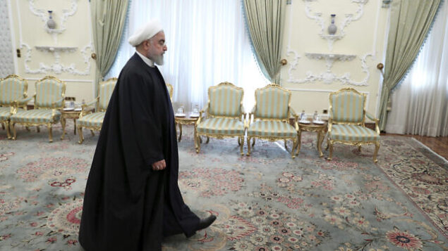 تصویر: حسن روحانی رئیس جمهور حین ورود به مقر ریاست جمهوری در تهران، برای حضور در جلسه ای در ۲۳ دسامبر ۲۰۱۹. (Ebrahim Noroozi/AP)
