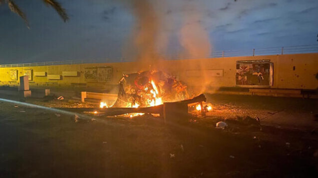 تصویر: یک خودرو مشتعل در فرودگاه بین المللی بغداد در پی حمله هوایی به بغداد، عراق، که طی آن سپهد قاسم سلیمانی کشته شد، ۳ ژانویه ۲۰۲۰. (Iraqi Prime Minister Press Office via AP) تصویر: یک خودرو مشتعل در فرودگاه بین المللی بغداد در پی حمله هوایی به بغداد، عراق، که طی آن سپهد قاسم سلیمانی کشته شد، ۳ ژانویه ۲۰۲۰. (Iraqi Prime Minister Press Office via AP)