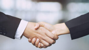 تصویر تزئینی از دست دادن دو نفر . (Rattankun Thongbun, iStock by Getty Images)