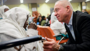 Yoav Galant, Israeli Minister of Immigration and Absorption welcomes members of the Falashmura community as they arrive to the Immigration offices at the Ben Gurion airport, outside Tel Aviv on February 4, 2019. Photo by Tomer Neuberg/Flash90 *** Local Caption *** òåìä çãùòåìéí çãùéíàúéåôéä
							<p class=