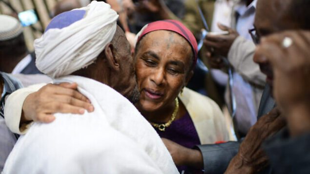 Members of the Falashmura community reunite with their families at the Ben Gurion airport, outside Tel Aviv on February 4, 2019. Photo by Tomer Neuberg/Flash90 *** Local Caption *** òåìä çãù
òåìéí çãùéí
àúéåôéä
ôìàùîåøä
ùãä úòåôä
òåìéí  çãùéí  îàúéåôéä 
ðúá"â