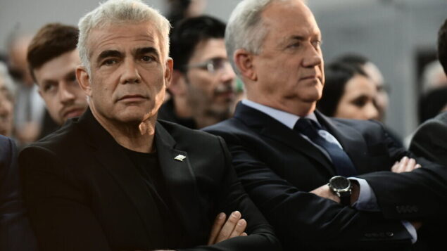 Head of the Blue and White party Benny Gantz and Yair Lapid speak to supporters in Tel Aviv, ahead of the Israeli general elections, on February 20, 2020. Photo by Tomer Neuberg/FLASH90 *** Local Caption *** ëçåì ìáï
áðé âðõ
éàéø ìôéã