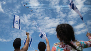 People at Bugrashov Beach in Tel Aviv watch the military airshow on Israel's 71st Independence Day, May 9, 2019. Photo by Hadas Parush/Flash90 *** Local Caption *** éåí äòöîàåú
îèñ
úì àáéá
çåó áåâøùåá
ãâìéí
ãâì éùøàì
