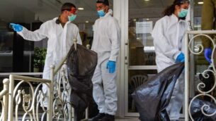 Israeli soldiers of the Home Front Command Unit wearing full protective clothing seen at a nursing home in the city of Bnei Brak, April 14, 2020. Photo by Flash90 *** Local Caption *** בית אבותבני ברקחרדים
							<p class=