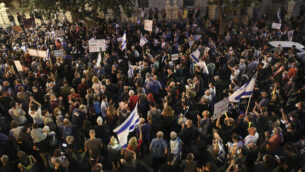 Israeli protestors protest against Israeli prime minister Benjamin Netanyahu outside PM Netanyahu's house in Jerusalem, June 27, 2020. Photo by Yonatan Sindel/FLASH90 *** Local Caption *** שמאל
עצורים
משטרה
ירושלים
הפגנה Israeli protestors protest against Israeli prime minister Benjamin Netanyahu outside PM Netanyahu's house in Jerusalem, June 27, 2020. Photo by Yonatan Sindel/FLASH90 *** Local Caption *** שמאל
עצורים
משטרה
ירושלים
הפגנה