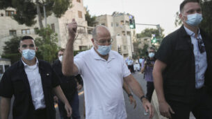 Moshe Yaalon arrives protest against Israeli prime minister Benjamin Netanyahu outside PM Netanyahu's house in Jerusalem, June 27, 2020. Photo by Yonatan Sindel/FLASH90 *** Local Caption *** שמאלעצוריםמשטרה
							<p class=