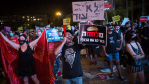 Self-employed from hospitality, tourism and arts industries protest at Rabin Square in Tel Aviv, calling for financial support from the Israeli government on July 11, 2020. Photo by Miriam Alster/Flash90 *** Local Caption *** הפגנהכלכלהקורונה
							<p class=