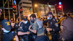 Self-employed from hospitality, tourism and arts industries scuffle with police during a protest calling for financial support from the Israeli government, in Tel Aviv on July 11, 2020. Photo by Miriam Alster/Flash90 *** Local Caption *** ?????
?????
??????
??????
???? ????
?????
???????
????? Self-employed from hospitality, tourism and arts industries scuffle with police during a protest calling for financial support from the Israeli government, in Tel Aviv on July 11, 2020. Photo by Miriam Alster/Flash90 *** Local Caption *** ?????
?????
??????
??????
???? ????
?????
???????
?????