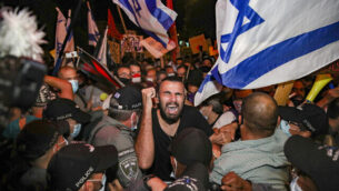 Israeli border police officers scuffle with demonstrators during a protest against Israeli prime minister Benjamin Netanyahu outside PM Netanyahu's house in Jerusalem, July 14, 2020. Photo by Yonatan sindel/FLASH90 *** Local Caption *** שמאלמשטרה
							<p class=