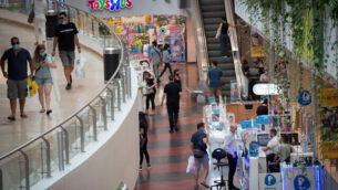Israelis wear protective face masks in Dizengoff Center in Tel Aviv, on July 15, 2020. Photo by Miriam Alster/FLASH90 *** Local Caption *** תל אביבקורונהדיזנגוף סנטר