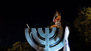 Thousands of demonstrators protest against Israeli prime minister Benjamin Netanyahu outside the Israeli parliament  in Jerusalem on July 21, 2020. Photo by Yonatan Sindel/Flash90 *** Local Caption *** משטרהירושליםהפגנה
							<p class=