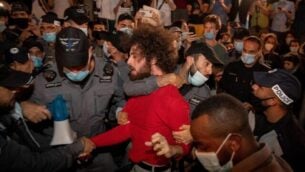 Police officers detain a man during a protest against Israeli prime minister Benjamin Netanyahu outside outside Prime Minister Benjamin Netanyahu's official residence in Jerusalem on July 21, 2020. Photo by Yonatan Sindel/Flash90 *** Local Caption *** משטרהירושליםהפגנה
							<p class=