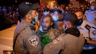 Police officers detain a man during a protest against Israeli prime minister Benjamin Netanyahu outside outside Prime Minister Benjamin Netanyahu's official residence in Jerusalem on July 21, 2020. Photo by Yonatan Sindel/Flash90 *** Local Caption *** משטרהירושליםהפגנה
							<p class=