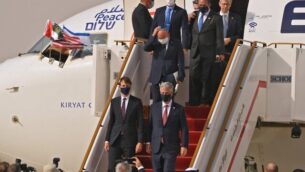US Presidential Adviser Jared Kushner (C-L) and US National Security Adviser Robert OBrien (C-R) disembark from the the El Al's airliner, which is carrying a US-Israeli delegation to the UAE following a normalisation accord, upon landing on the tarmac on August 31, 2020, in the first-ever commercial flight from Israel to the UAE at the Abu Dhabi airport. - A US-Israeli delegation including White House advisor Jared Kushner took off on a historic first direct commercial flight from Tel Aviv to Abu Dhabi to mark the normalisation of ties between the Jewish state and the UAE. (Photo by Karim SAHIB / AFP)